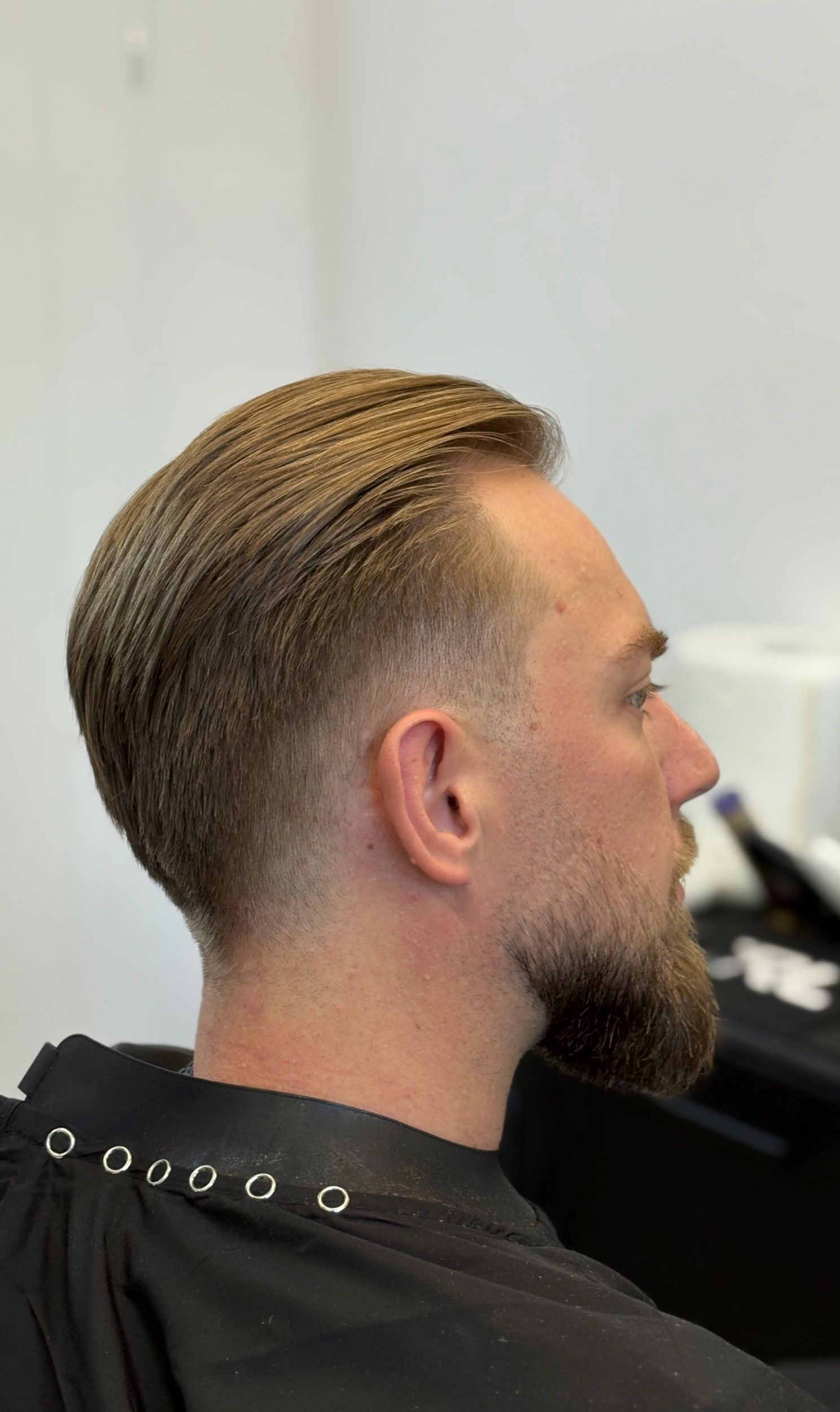 Włosy zaczesane do tyłu z brodą - Handmade Barbershop