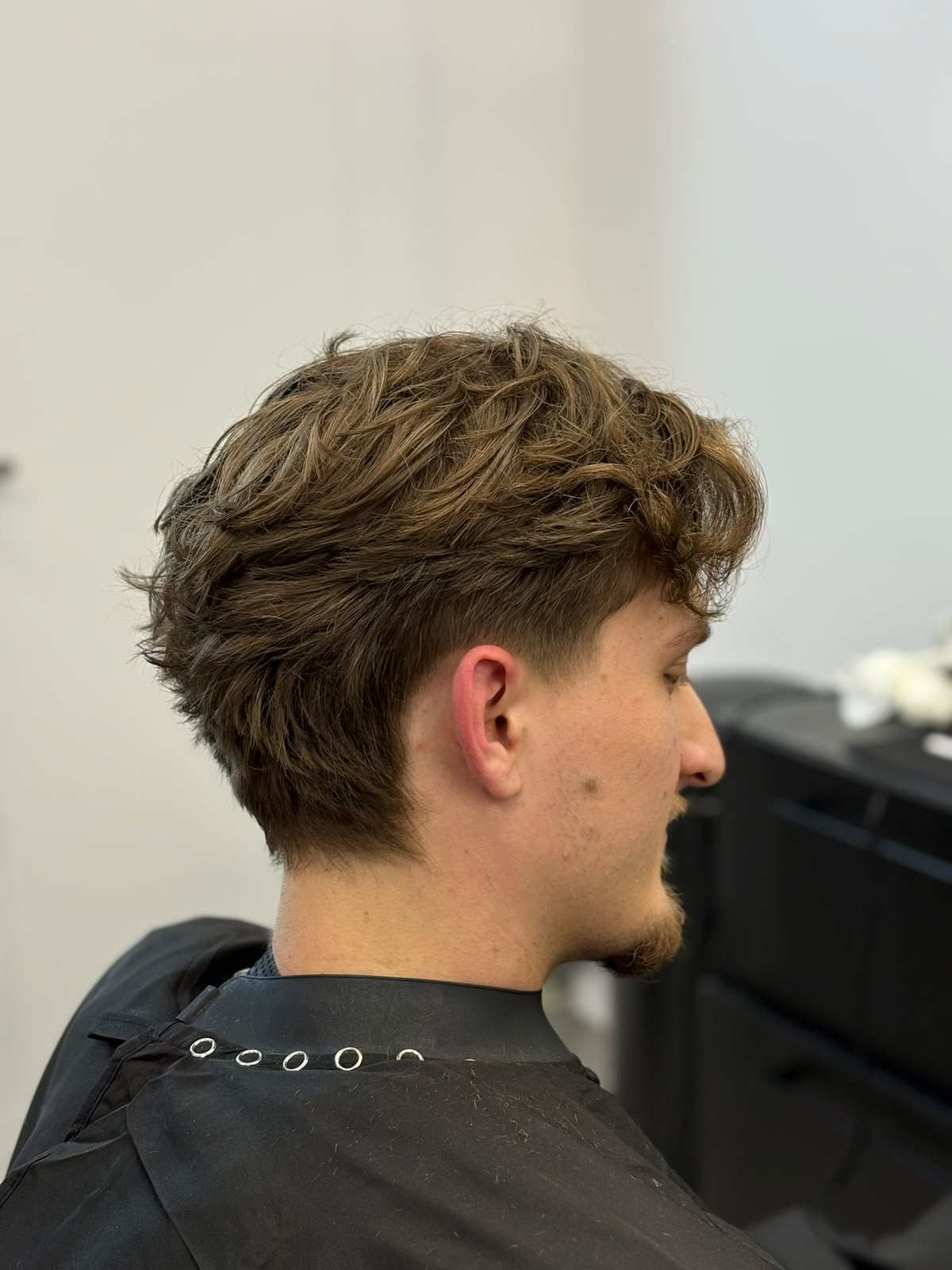 Teksturowany crop z falą i wyciętym fade - Handmade Barbershop Warszawa Mokotów